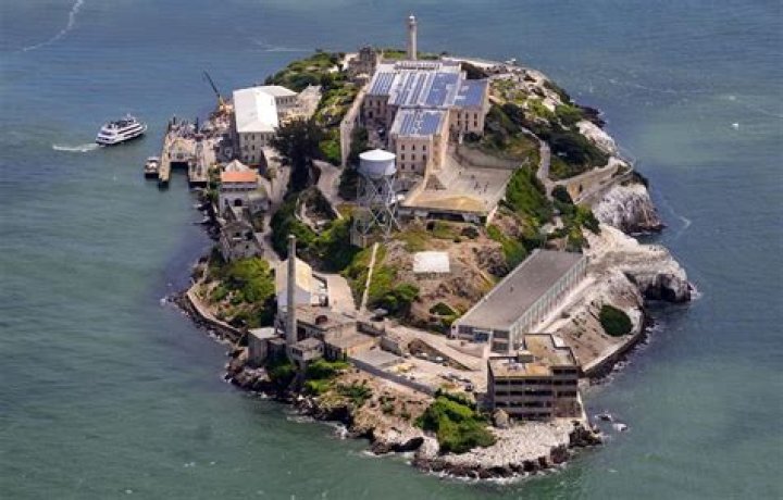 A qui appartenait Alcatraz ?