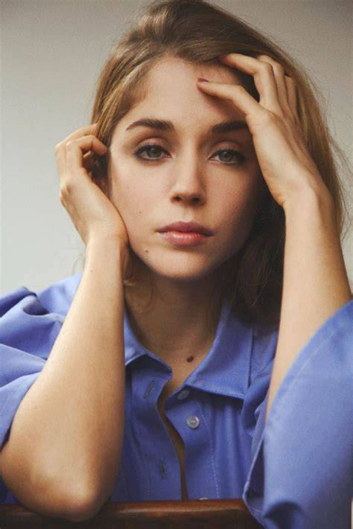 Alice Isaaz (Actrice de cinéma) - Âge, anniversaire, biographie, faits, famille, valeur nette, taille et plus