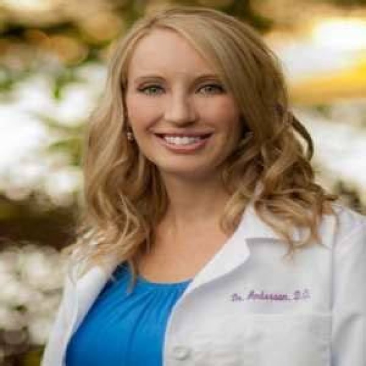 Amy Anderson (Comedian) - Age, Birthday, Bio, Facts, Family, Net Worth, Height & More