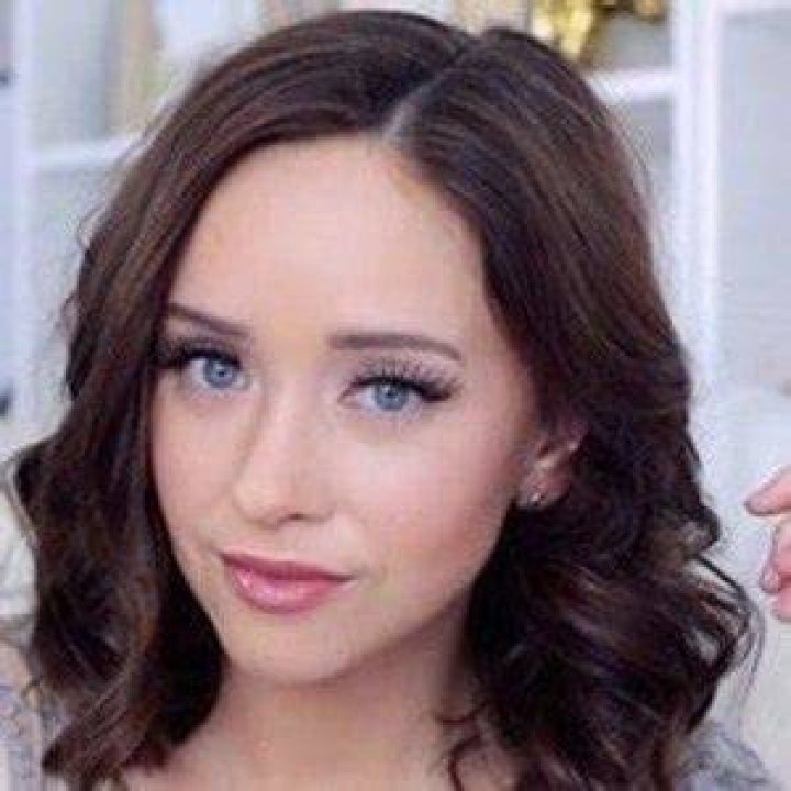 Amy Landino (Blogger) - Age, Birthday, Bio, Facts, Family, Net Worth, Height & More