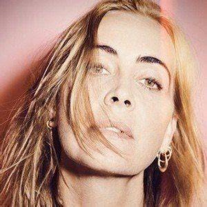 Anouk Teeuwe (Pop Singer) - Age, Birthday, Bio, Facts, Family, Net Worth, Height & More