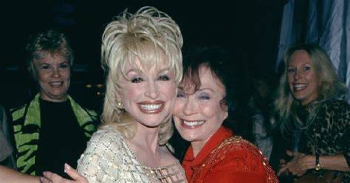 Are Crystal Gayle and Dolly Parton related?