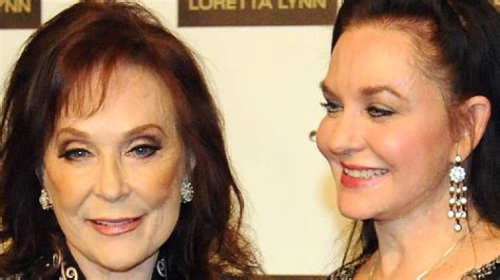 Are Crystal Gayle and Dolly Parton related?
