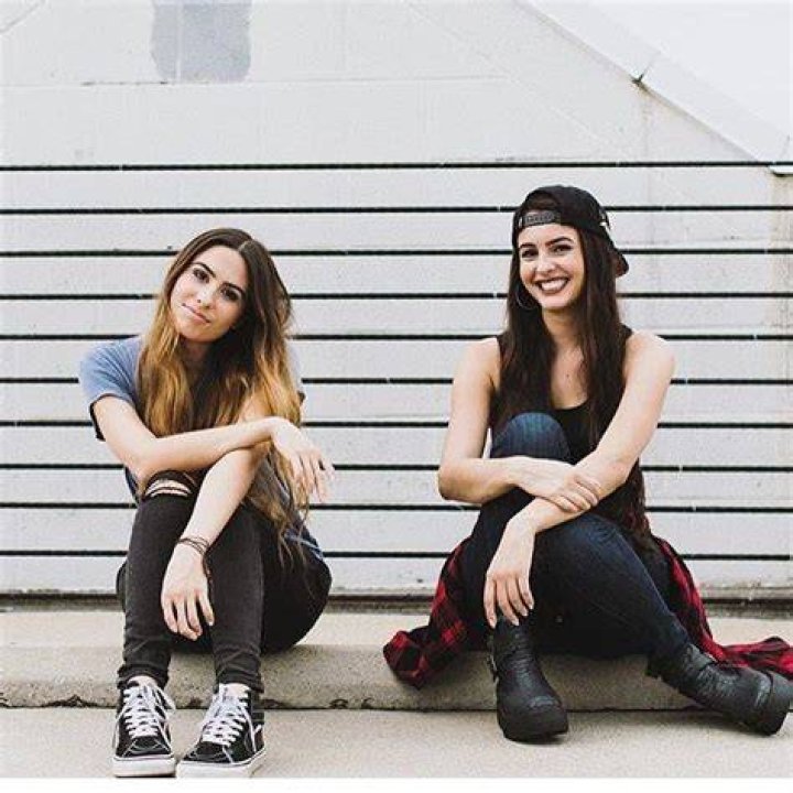 Are Lisa and Lauren Cimorelli twins?