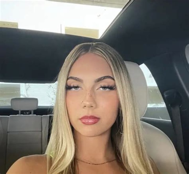 Arianna Flowers (TikTok Star) - Age, Birthday, Bio, Facts, Family, Net Worth, Height & More