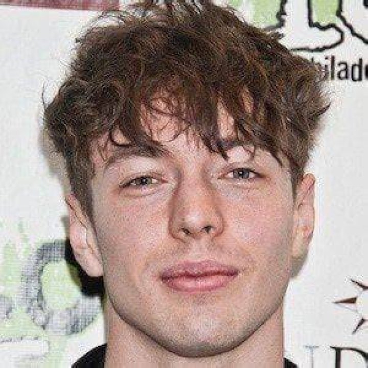 Barns Courtney (Pop Singer) - Age, Birthday, Bio, Facts, Family, Net Worth, Height & More