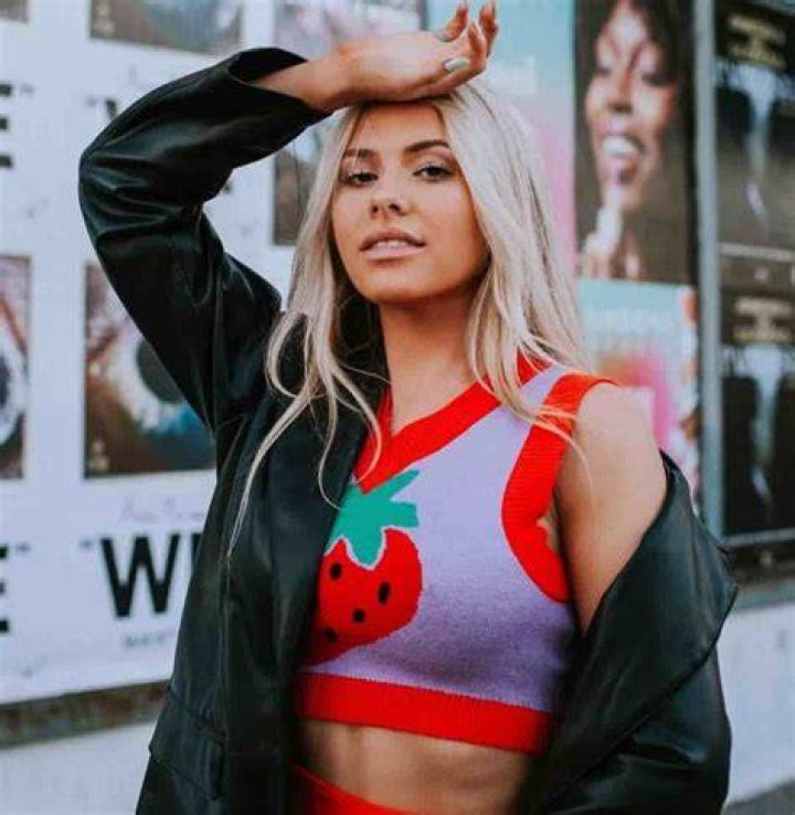 Becca Moore (TikTok Star) - Age, Birthday, Bio, Facts, Family, Net Worth, Height & More