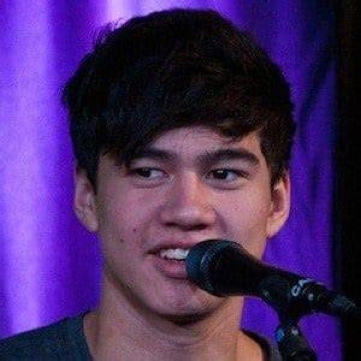 Calum Hood (Bassist) - Age, Birthday, Bio, Facts, Family, Net Worth, Height & More