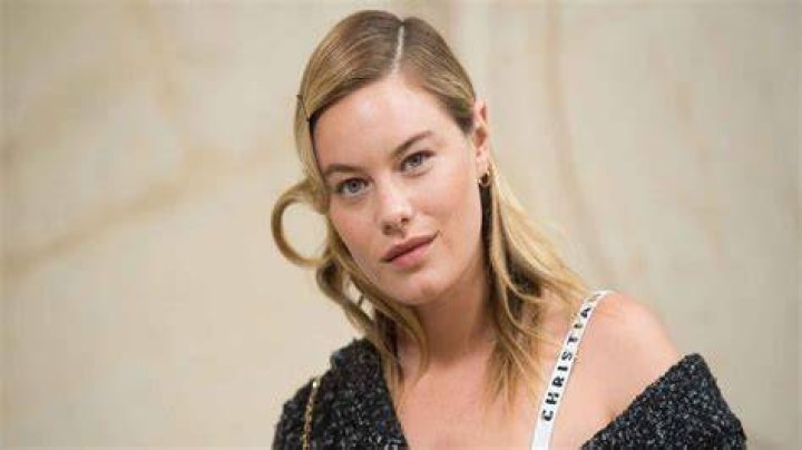 Camille Rowe (Model) - Age, Birthday, Bio, Facts, Family, Net Worth, Height & More