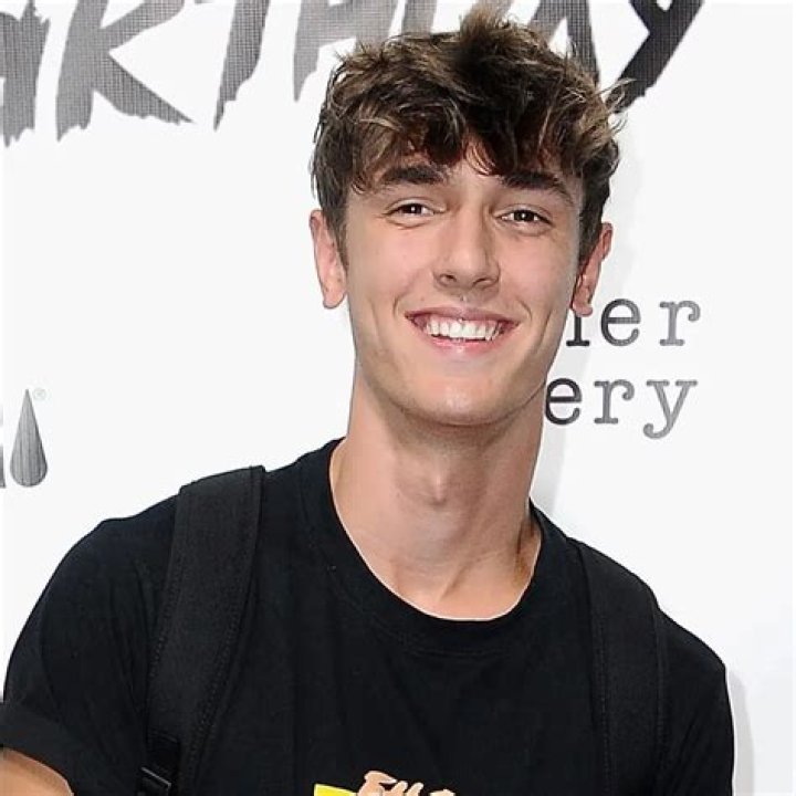 Caravan Carolyn (YouTube Star) - Age, Birthday, Bio, Facts, Family, Net Worth, Height & More