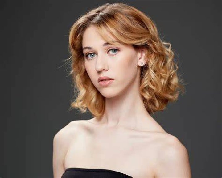 Caroline Konstnar (YouTube Star) - Age, Birthday, Bio, Facts, Family, Net Worth, Height & More