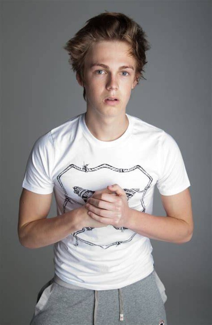 Caspar Lee (YouTube Star) - Age, Birthday, Bio, Facts, Family, Net Worth, Height & More