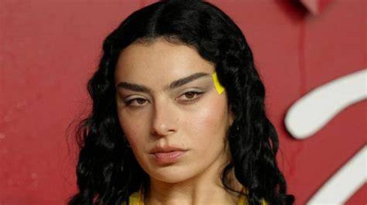 Charli XCX (Pop Singer) - Age, Birthday, Bio, Facts, Family, Net Worth, Height & More