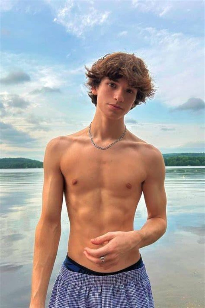 Chris Monroe (YouTube Star) - Age, Birthday, Bio, Facts, Family, Net Worth, Height & More
