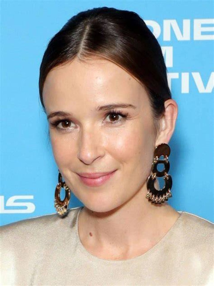 Claire van der Boom (TV Actress) - Age, Birthday, Bio, Facts, Family, Net Worth, Height & More