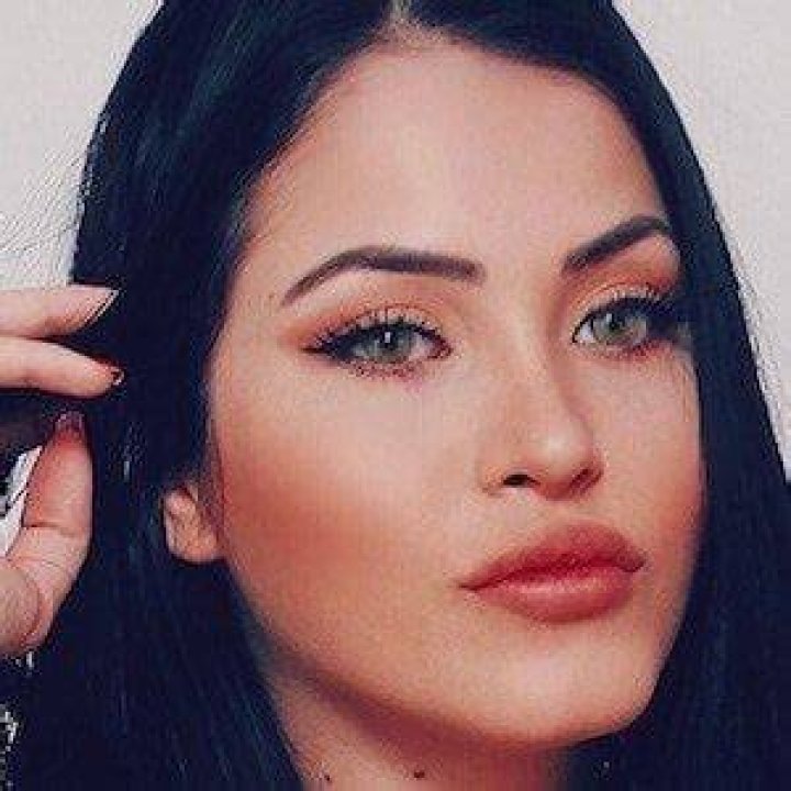 Claudia Alende (Instagram Star) - Age, Birthday, Bio, Facts, Family, Net Worth, Height & More