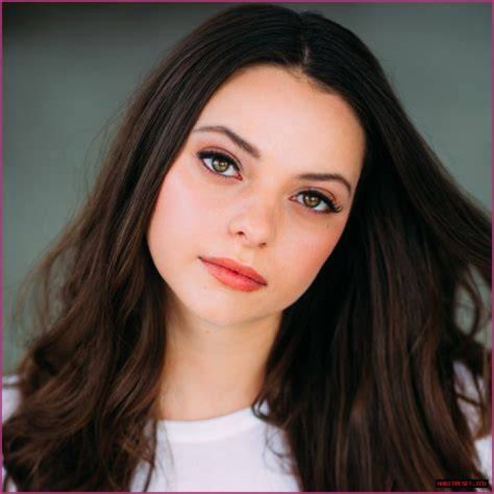 Danielle Cooper (Blogger) - Age, Birthday, Bio, Facts, Family, Net Worth, Height & More