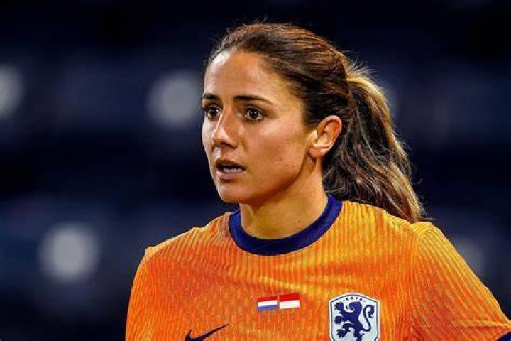 Danielle Van de Donk (Soccer Player) - Age, Birthday, Bio, Facts, Family, Net Worth, Height & More