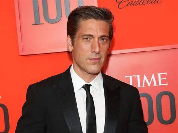 David Muir (Journalist) - Age, Birthday, Bio, Facts, Family, Net Worth, Height & More