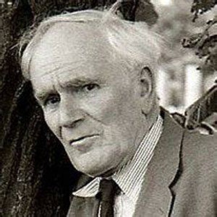 Desmond Llewelyn (Movie Actor) - Age, Birthday, Bio, Facts, Family, Net Worth, Height & More