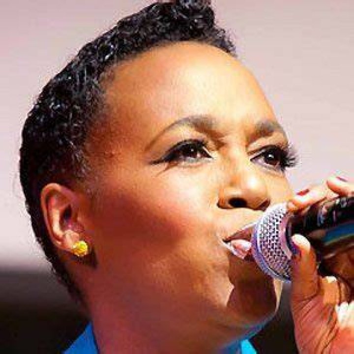 Dionne Farris (R&B Singer) - Age, Birthday, Bio, Facts, Family, Net Worth, Height & More