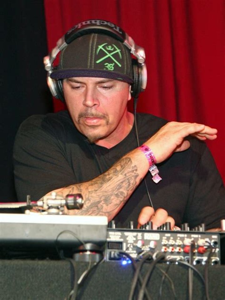 DJ Muggs (DJ) - Age, Birthday, Bio, Facts, Family, Net Worth, Height & More