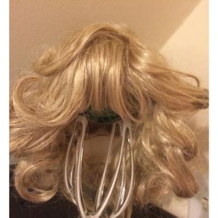 Does Beverly Goldberg wear a wig?