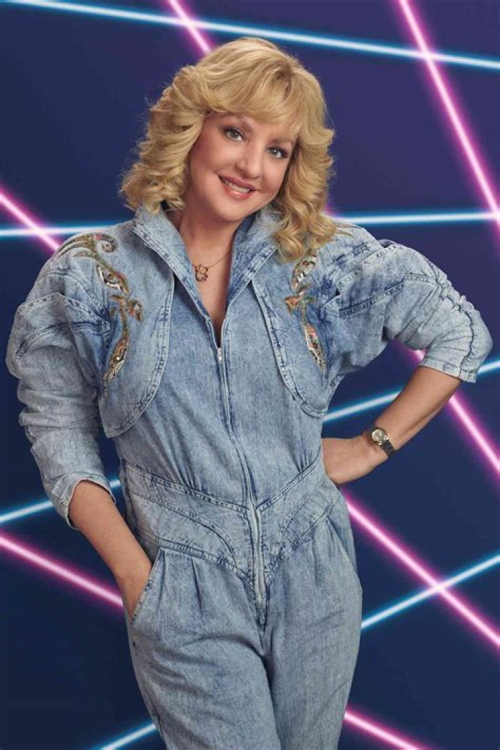 Does Beverly Goldberg wear a wig?
