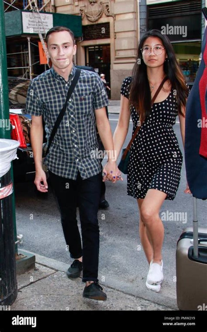 Does Keir Gilchrist have a gf?