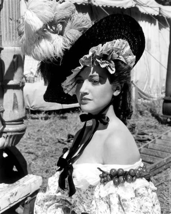 Dorothy Lamour (Movie Actress) - Age, Birthday, Bio, Facts, Family, Net Worth, Height & More