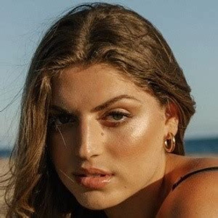 Ella Halikas (TikTok Star) - Age, Birthday, Bio, Facts, Family, Net Worth, Height & More