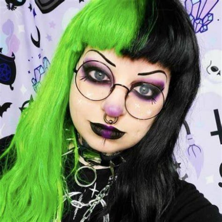 Emily Boo (YouTube Star) - Age, Birthday, Bio, Facts, Family, Net Worth, Height & More
