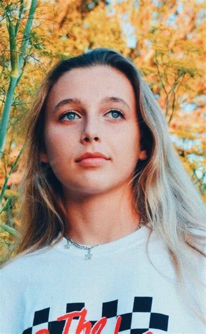 Emma Chamberlain (YouTube Star) - Age, Birthday, Bio, Facts, Family, Net Worth, Height & More
