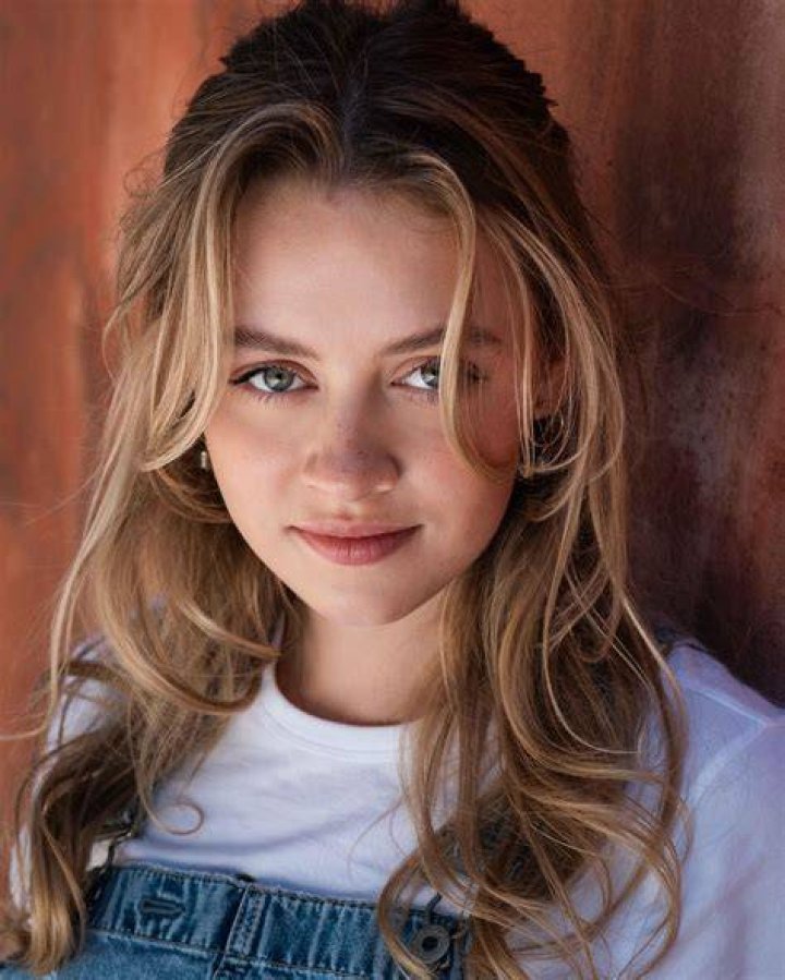 Emma Meisel (TV Actress) - Age, Birthday, Bio, Facts, Family, Net Worth, Height & More