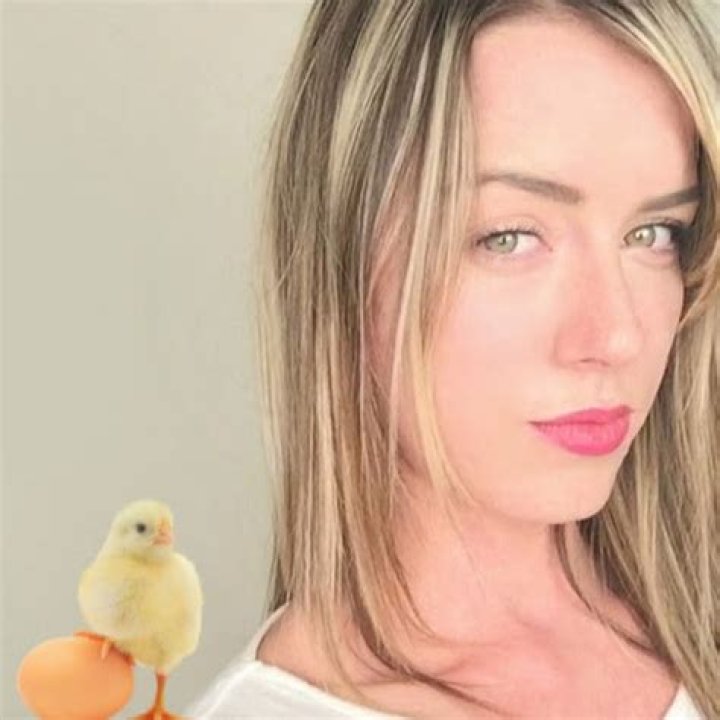 Erin Janus (YouTube Star) - Age, Birthday, Bio, Facts, Family, Net Worth, Height & More