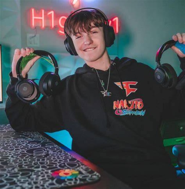 FaZe Booya (YouTube Star) - Age, Birthday, Bio, Facts, Family, Net Worth, Height & More