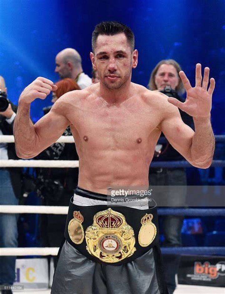Felix Sturm (Boxer) - Alter, Geburtstag, Bio, Fakten, Familie, Vermögen, Größe & mehr