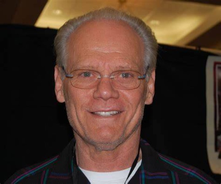 Fred Dryer (Jugador de Fútbol Americano) - Edad, cumpleaños, biografía, hechos, familia, patrimonio neto, altura y más