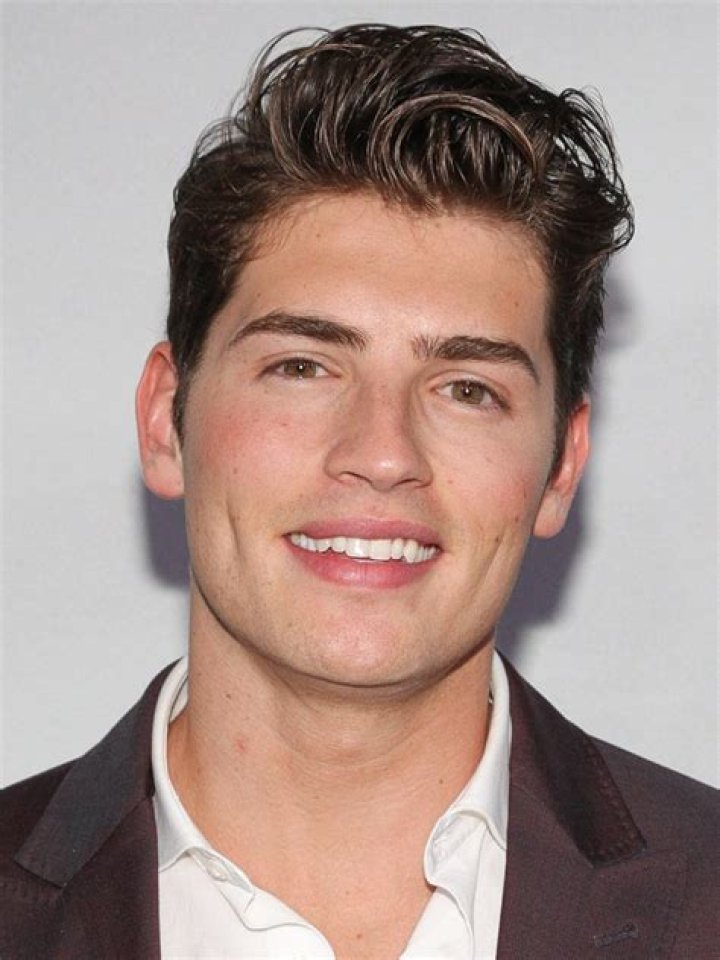 Gregg Sulkin (TV Actor) - Age, Birthday, Bio, Facts, Family, Net Worth, Height & More