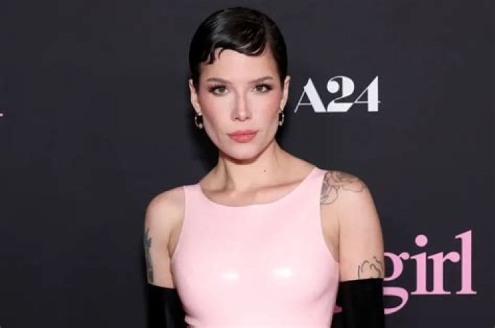 Halsey (Pop Singer) - Age, Birthday, Bio, Facts, Family, Net Worth, Height & More