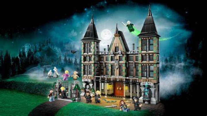 How do you open the gate in the courtyard LEGO Harry Potter?