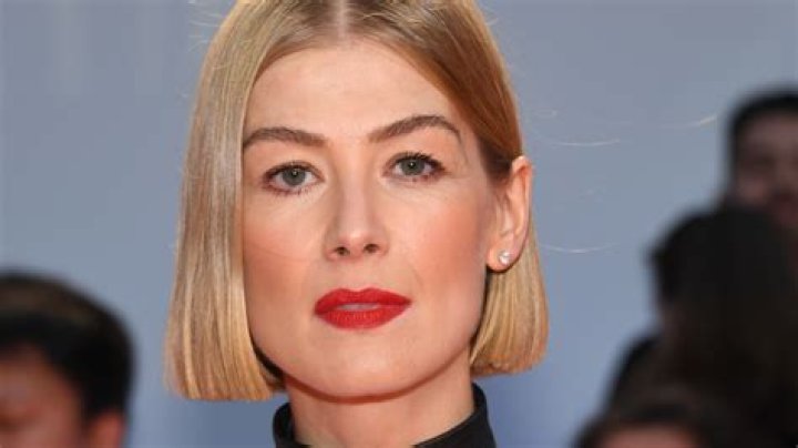 How much does Rosamund Pike weight?