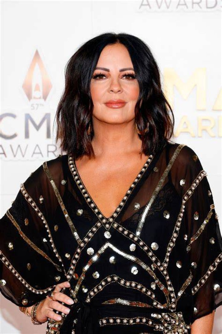 How much money does Sara Evans have?