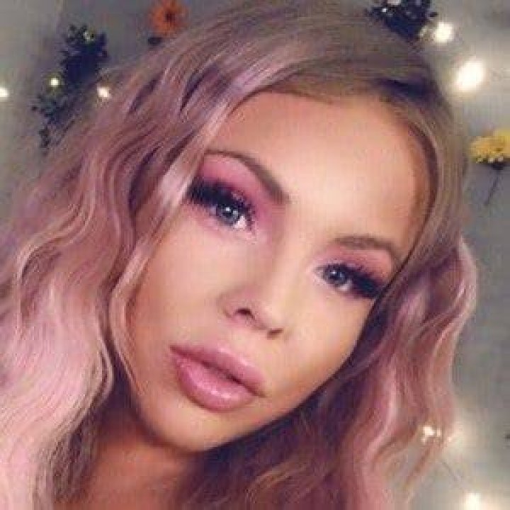HunniBee ASMR (YouTube Star) - Age, Birthday, Bio, Facts, Family, Net Worth, Height & More