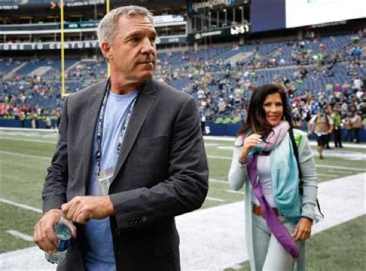 Hunter Long (Football Player) - Age, Birthday, Bio, Facts, Family, Net Worth, Height & More