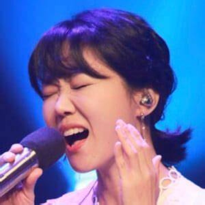 Huong Lan (World Music Singer) - Age, Birthday, Bio, Facts, Family, Net Worth, Height & More
