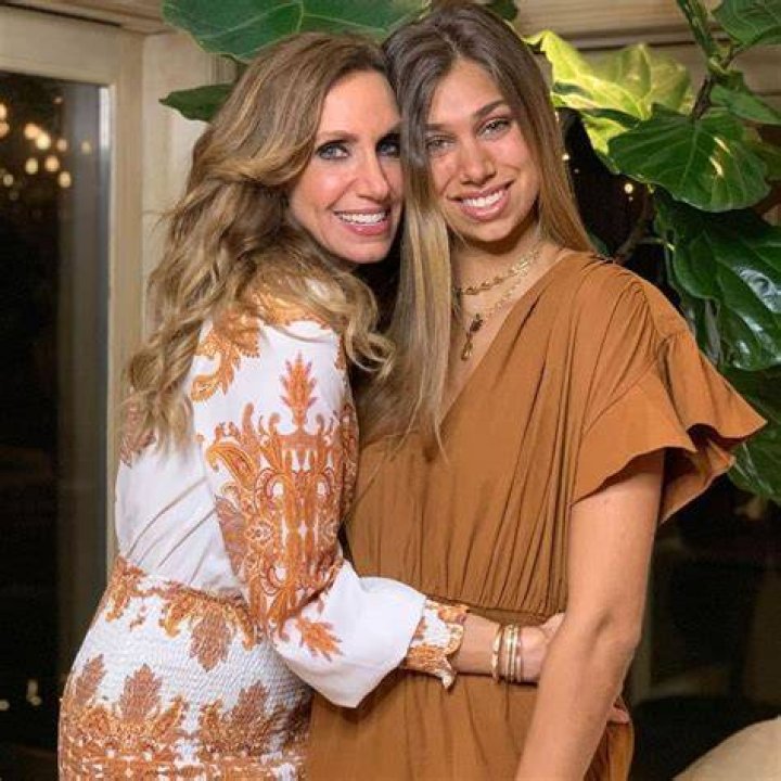 ¿Cómo se relaciona Lili Estefan con Gloria Estefan?
