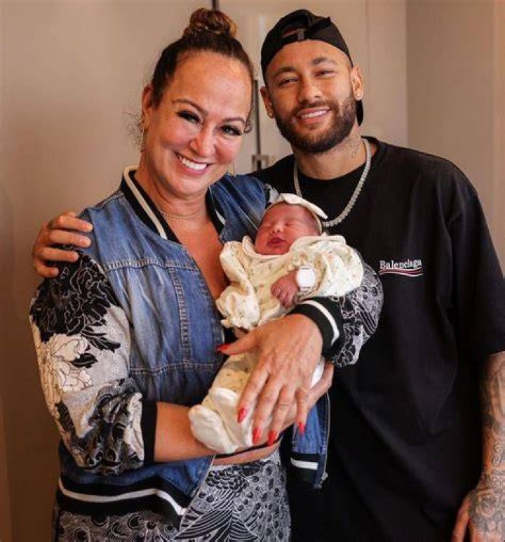 Is Neymar still with the mother of his child?