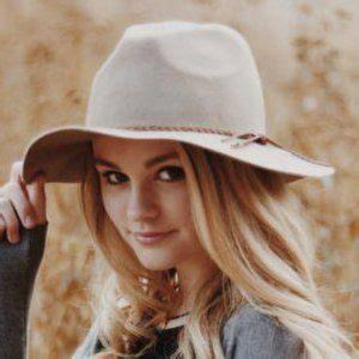 Ivey Meeks (YouTube Star) - Age, Birthday, Bio, Facts, Family, Net Worth, Height & More