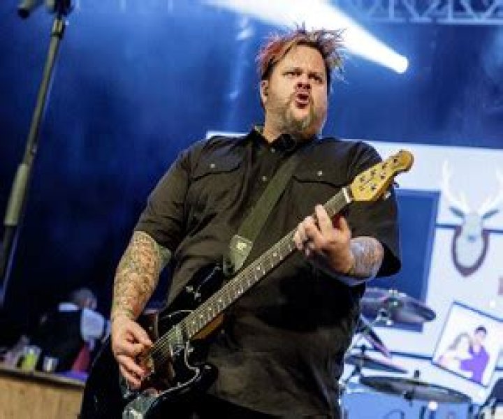 Jaret Reddick (Rock Singer) - Age, Birthday, Bio, Facts, Family, Net Worth, Height & More
